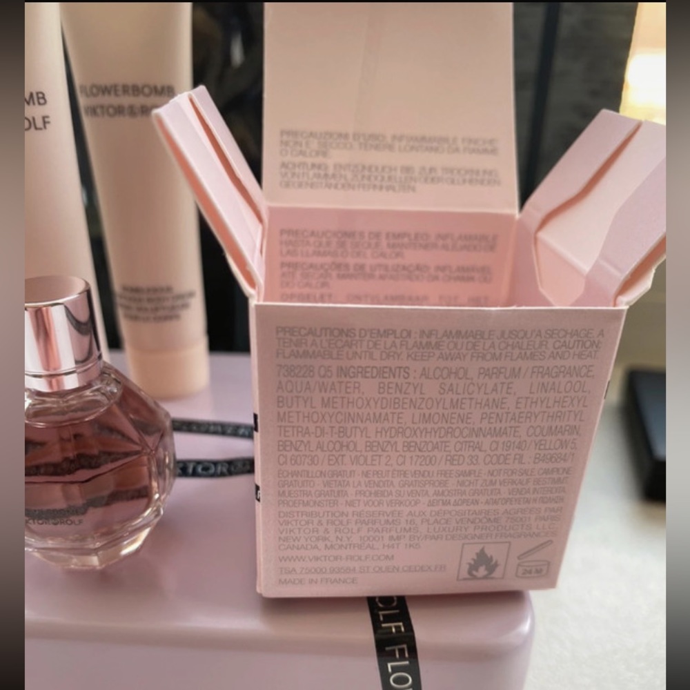 Viktor & Rolf Flowerbomb Deluxe bombilicious Perfume Set - Picture 7 of 8